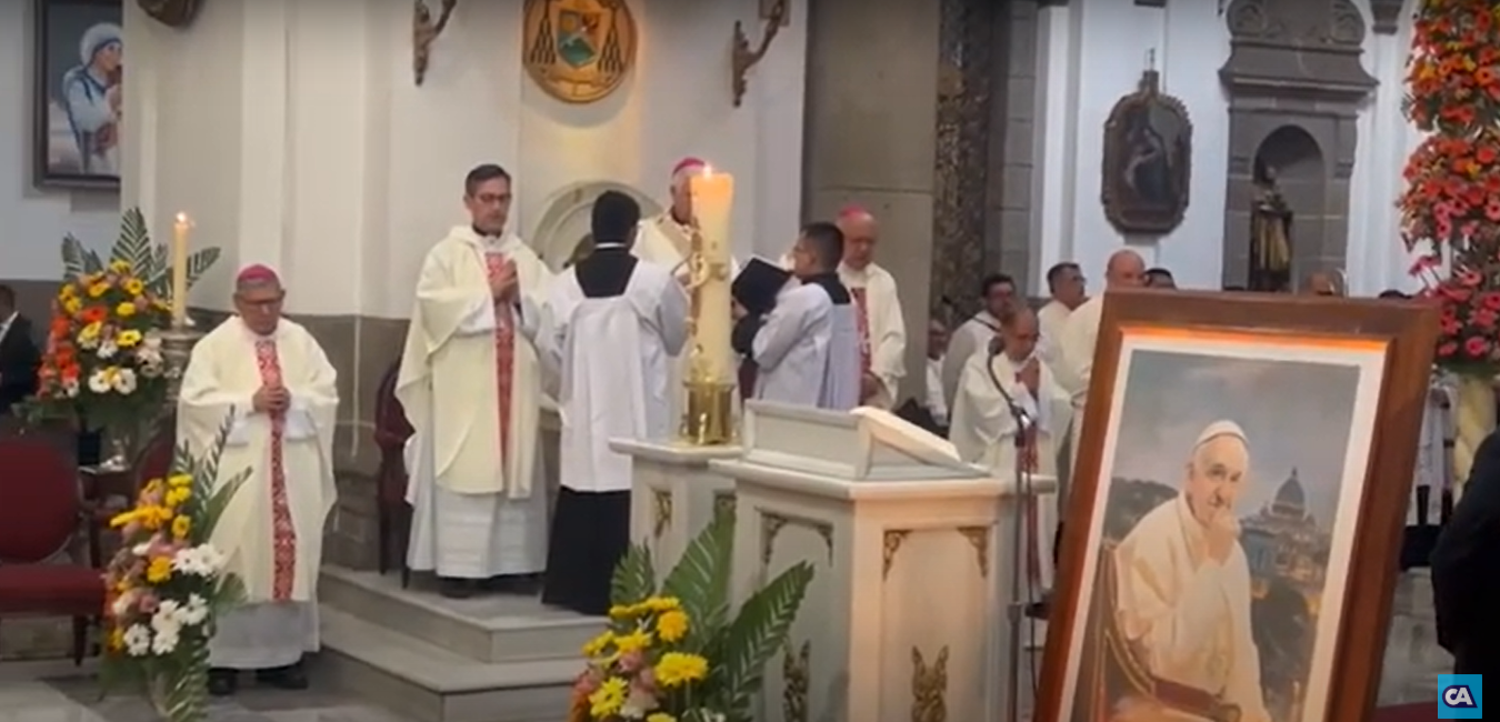 Arzobispo Gonzalo de Villa preside misa por el eterno descanso del papa Francisco