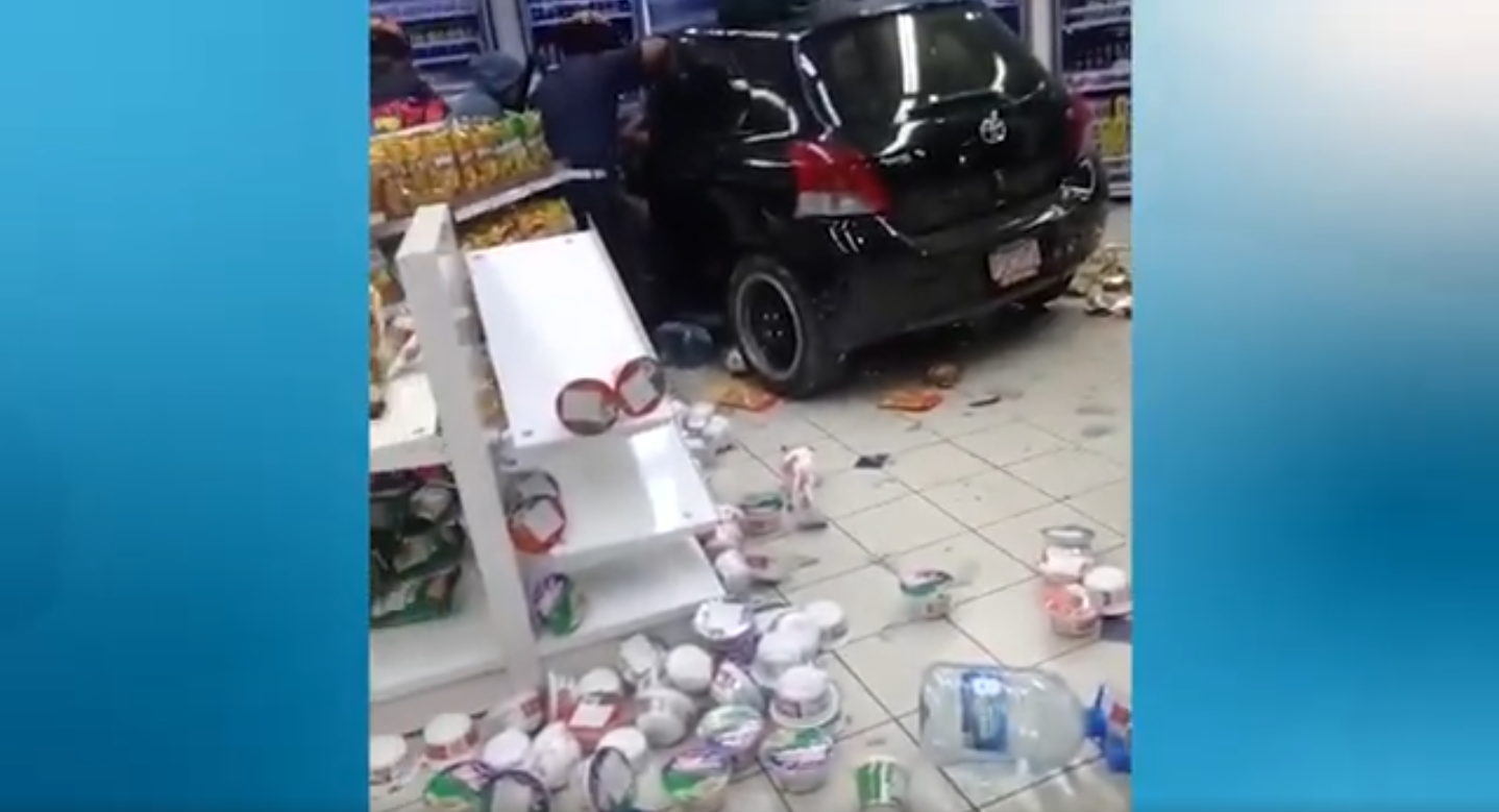 Carro Empotrado En Tienda De Conveniencia