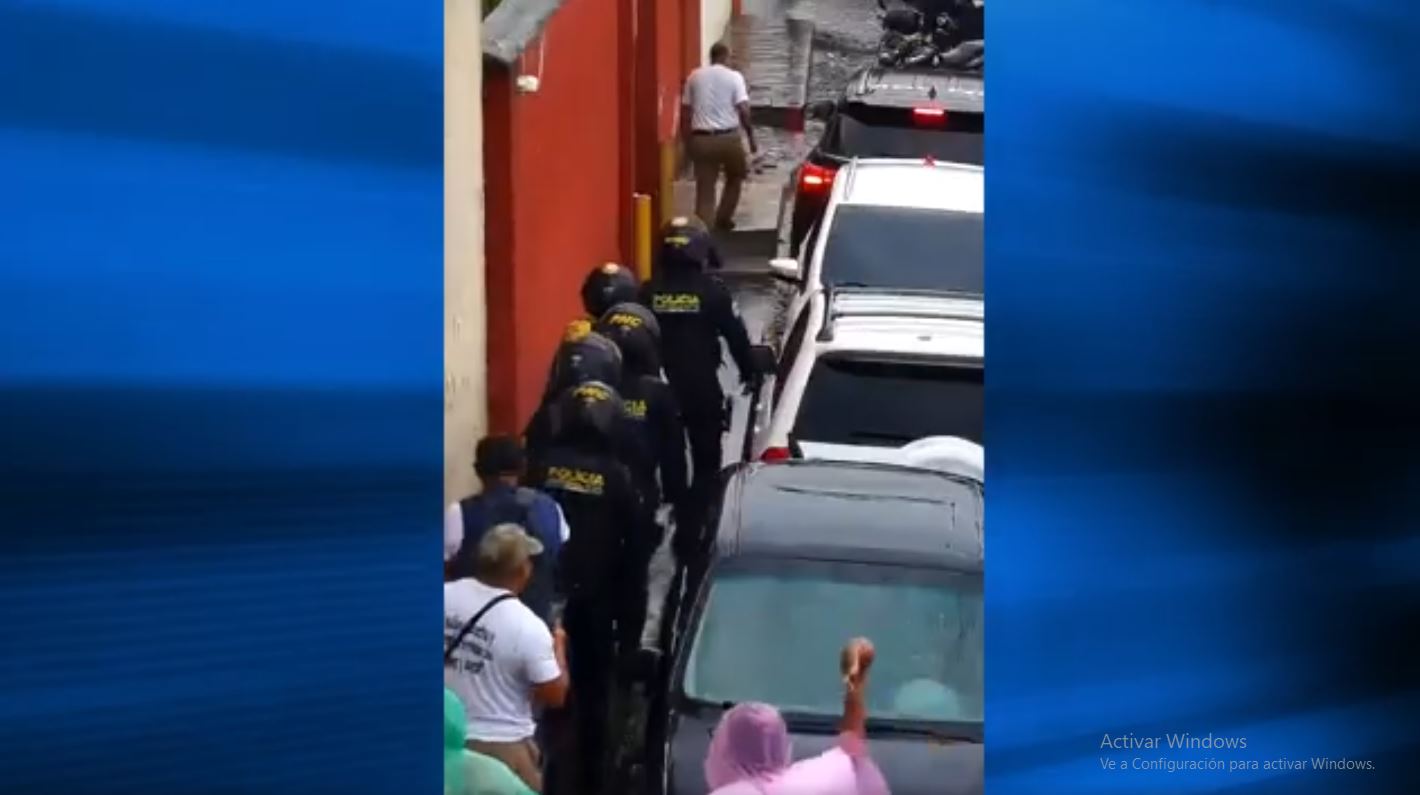 Alcalde de Antigua ¿Vestido De Policía?