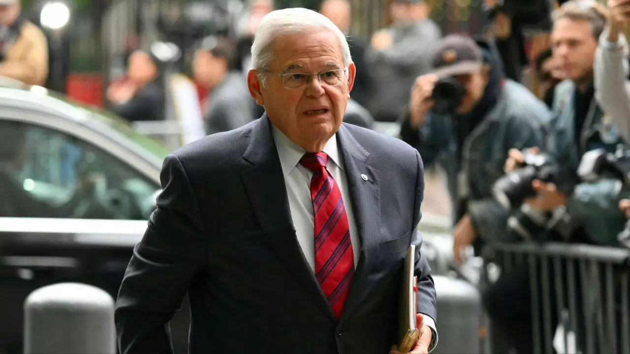 Ex senador Bob Menéndez ingresa a cárcel para cumplir condena de 11 años
