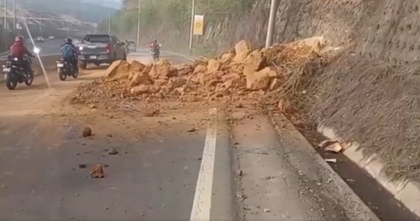 Deslizamiento de tierra en la CA-9