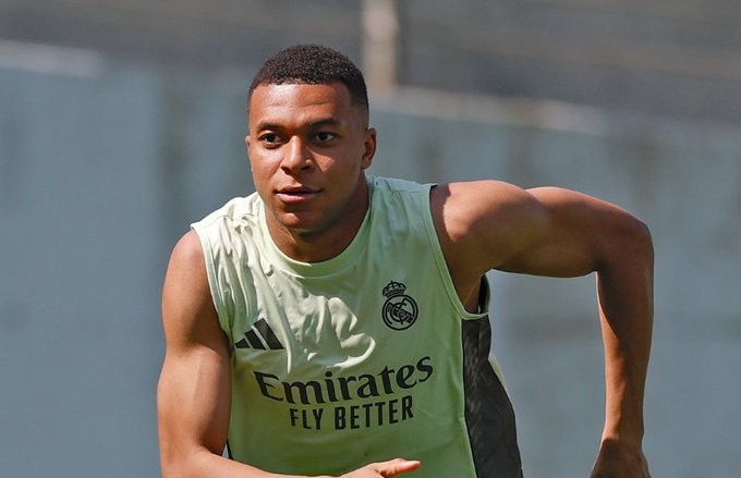 Mbappé sale del hospital tras ser ingresado por gastroenteritis