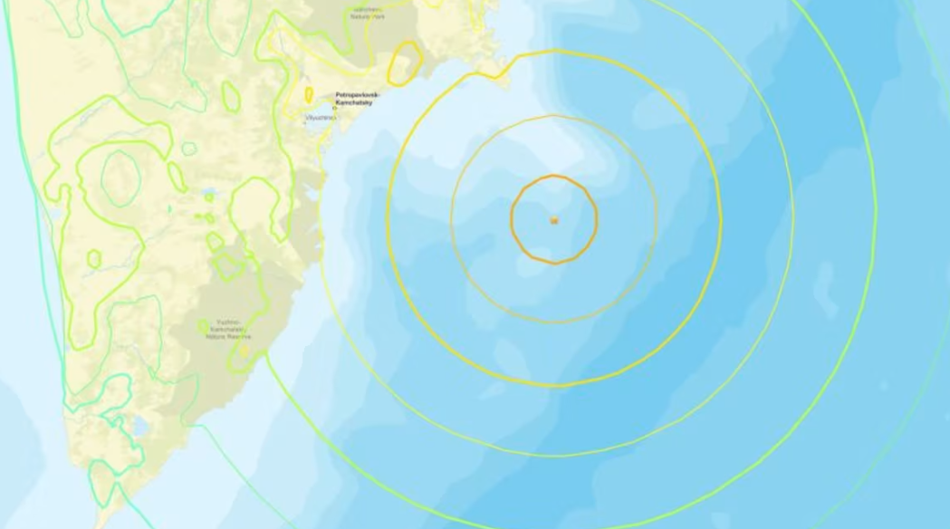 Activan alertas de tsunami para partes de Rusia y Japón tras fuerte sismo