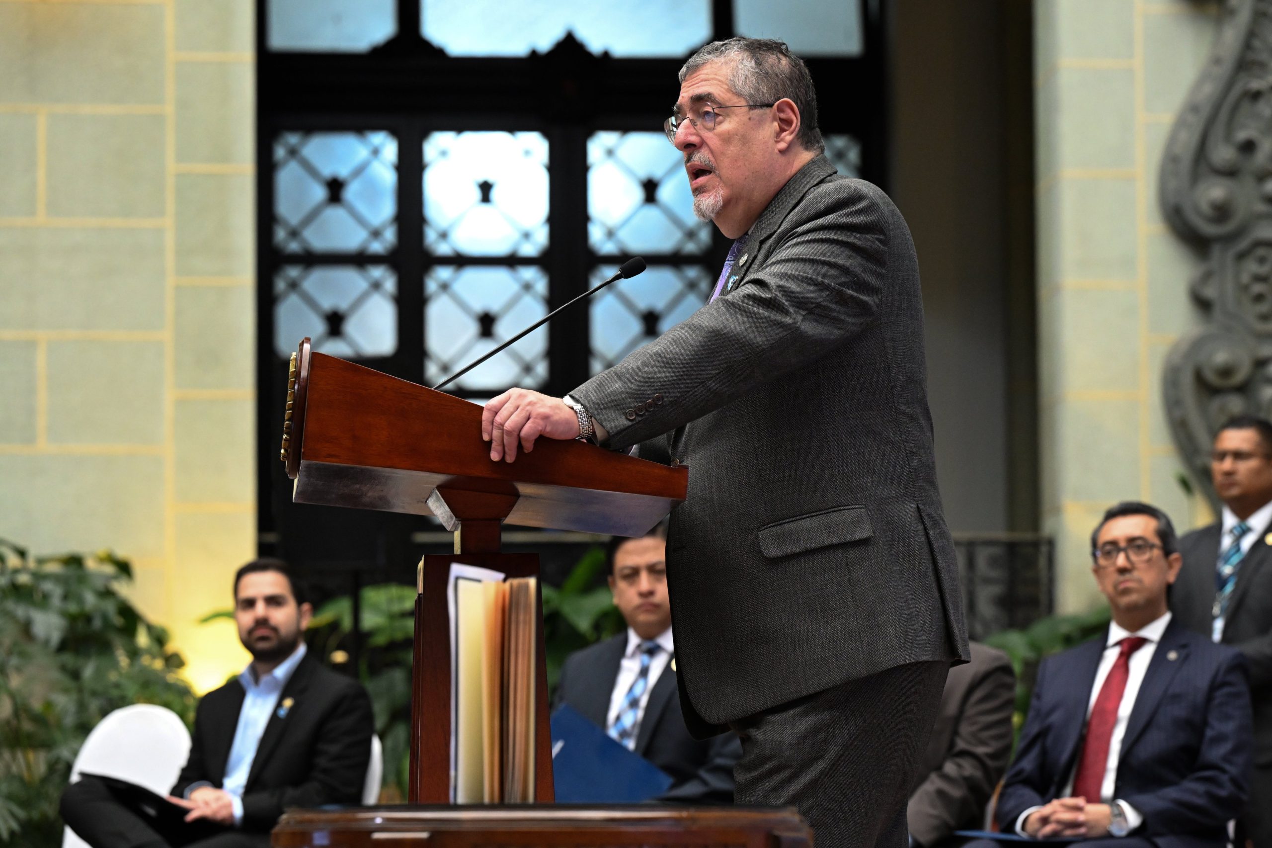 Arévalo confirma análisis para aumento salarial a gobernadores