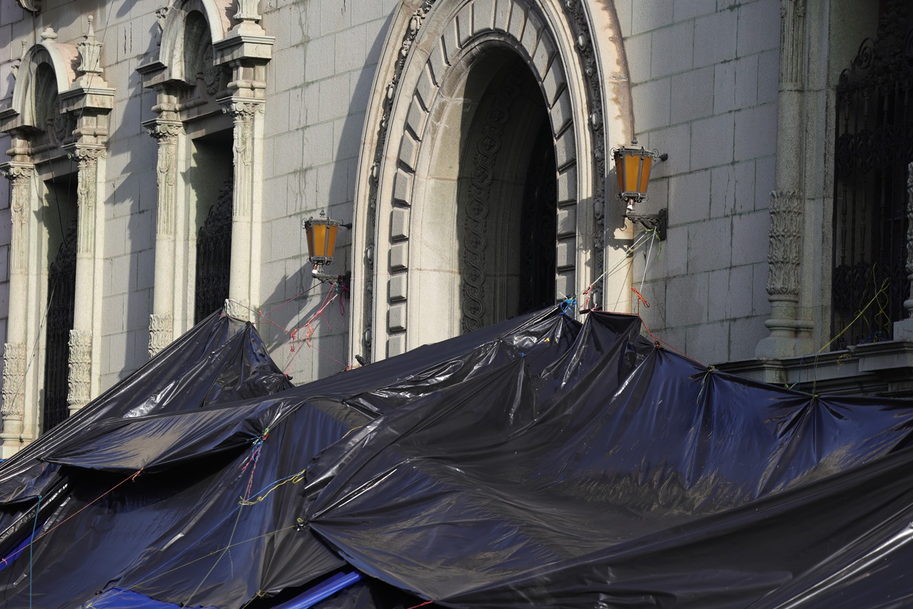 Cultura confirma al menos 57 ventanas con daños en el Palacio Nacional por campamento del STEG