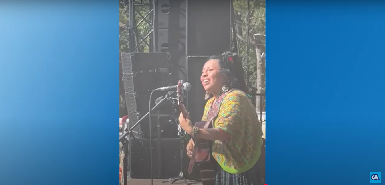Cantautora Sara Curruchich cautiva a público europeo en festival en Francia