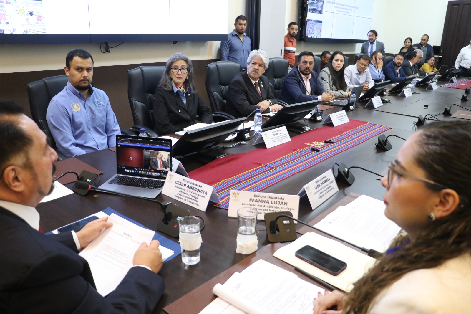 Retiran parcialmente toneles con químicos tóxicos en zona 12 en caso sobre malos olores