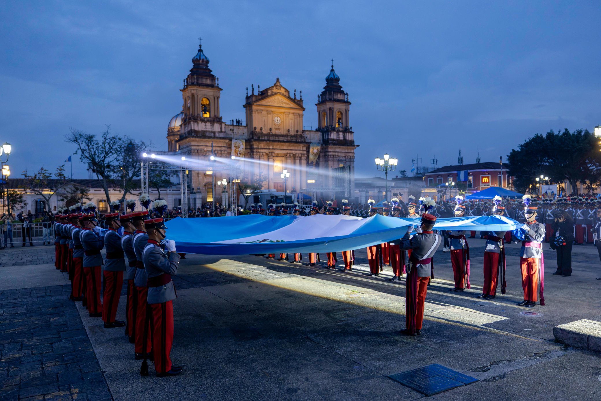 Arévalo señala “compromiso permanente” ante la Independencia en actos en Plaza de la Constitución
