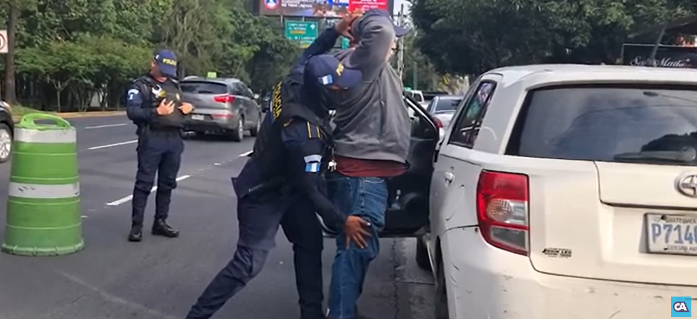 PNC realiza operativo contra taxis piratas en el bulevar Vista Hermosa zona 15