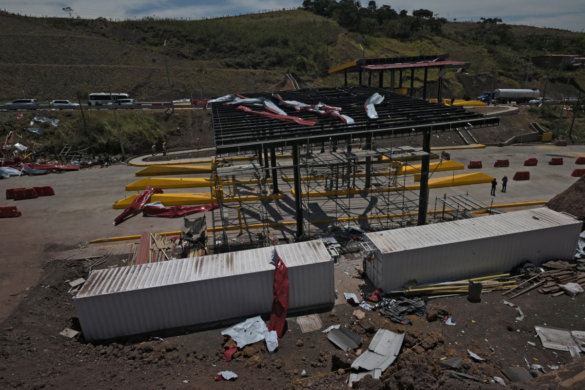 Aerial view after a toll plaza was attacked in Santander de Quilichao, Cauca department, Colombia, on August 8, 2026. (Photo by JOAQUIN SARMIENTO / AFP)